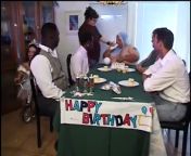 Толстяки на днюхе ебут карликовую шлюху